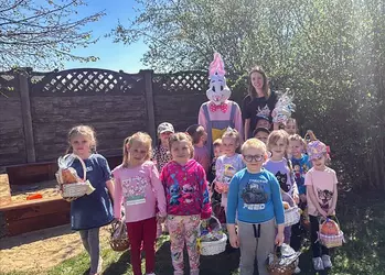 Przedszkolaki z grupy 0b z upominkami od Zajączka