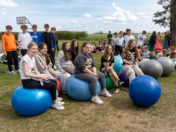 Uczniowie klasy 8a obserwują ćwiczenia kolegów