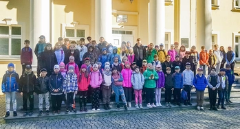 Uczniowie na starcie rajdu do Jerki.