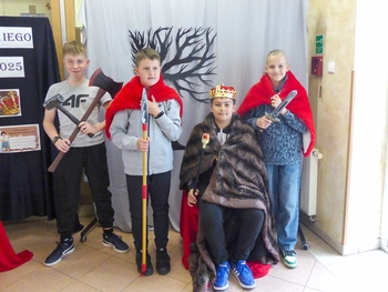 Uczniowie klasy 5a podczas Dnia z Chrobrym