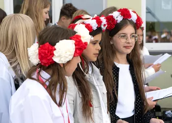 Dziewczęta z chóru w biało-czerwonych wiankach