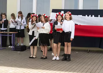 Dziewczęta z klas czwartych śpiewają piosenkę