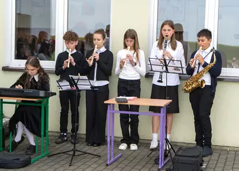 Uczniowie grają na instrumentach muzycznych