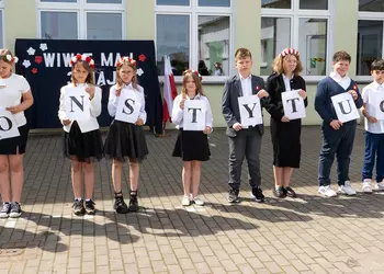 Uczniowie klas czwartych prezentują napis KONSTYTUCJA