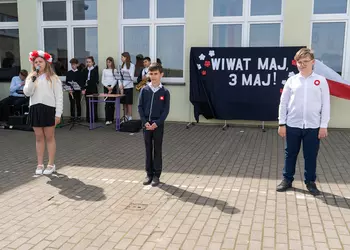 Uczniowie klasy 4b podczas recytacji