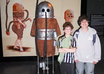 Janek i Borys na tle dawnego stroju płetwonurka