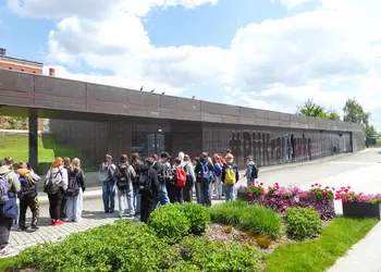 Uczestnicy wycieczki przed wejściem do muzeum wody Hydropolis