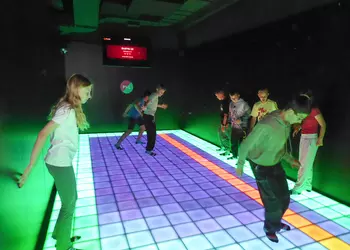 Uczniowie klasy 5a podczas wspólnej zabawy w Pixel XL