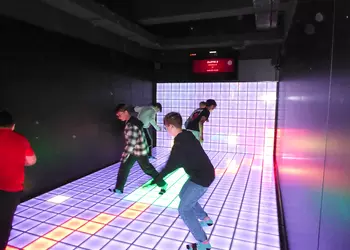 Uczniowie klasy 7a w pokoju gier