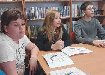 Uczniowie podczas zajęć bibliotecznych