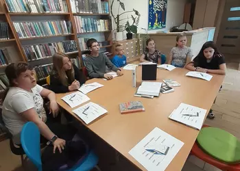 Uczniowie słuchają informacji na temat budowy książki