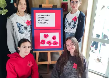 Uczennice klasy 6 przy okolicznościowej gazetce