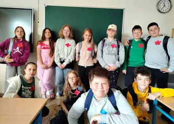 Uczniowie klasy 4a z przypiętymi makami