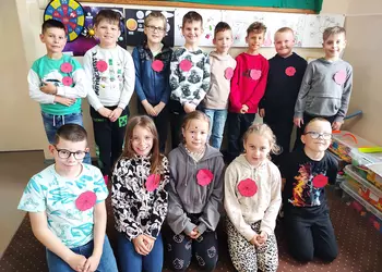 Uczniowie klasy 2b z przypiętymi makami
