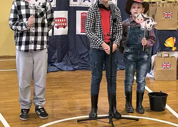 Drużyna podczas śpiewania piosenki.