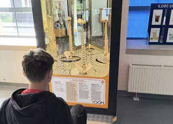 Bartek sprawdza elastyczność swojego kręgosłupa