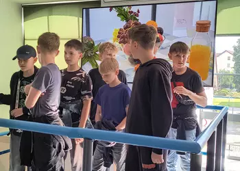 Chłopcy doświadczają trzęsienia ziemi