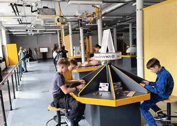 Chłopcy rozwiązują łamigłówki