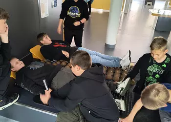 Chłopcy wykonują masaż pleców