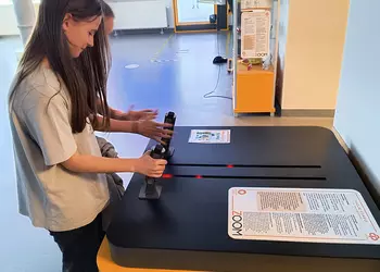 Dziewczyny sprawdzają siłę swojego uścisku