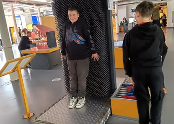 Hubert wykonuje eksperyment z igłami