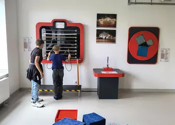 Kuba i Nikodem sprawdzają przewodnictwo prądu