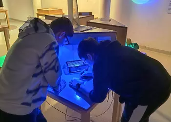 Oskar i Eryk wykonują eksperyment z tęczą