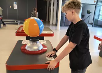 Tobiasz wykonuje eksperyment z piłką