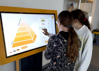 Uczennice przypominają sobie zasady zdrowego odżywiania