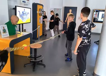 Uczniowie sprawdzają długość ludzkiego jelita