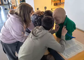 Uczniowie udzielają pomocy lekarskiej