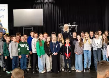 Uczniowie klas 5a i 6a na zdjęciu z Sędzią Anną Marią Wesołowską