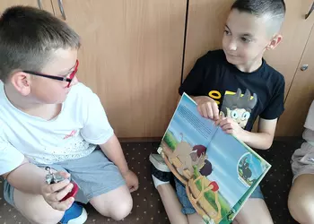 Chłopcy z klasy 2a podczas czytania książek w języku angielskim