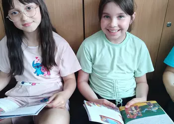 Uczniowie czerpali przyjemność z czytania książek w języku angielskim