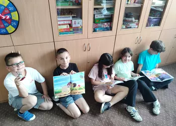 Uczniowie z klasy 2a podczas czytania książek w języku angielskim