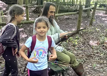 Strzelanie z kuszy przez Oliwię i Hanię