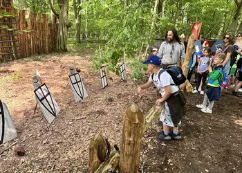 Uczniowie rzucają do celu