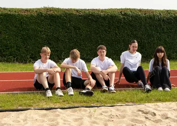 Uczniowie klasy 8 oczekują na rozpoczęcie konkurencji