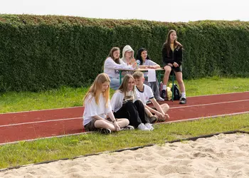 Uczniowie obserwują zmagania kolegów