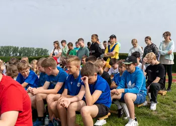 Uczniowie klas 4 - 8 oczekują na rozpoczęcie konkurencji