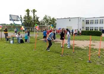 Uczennica biorąca udział w biegu z przeszkodami