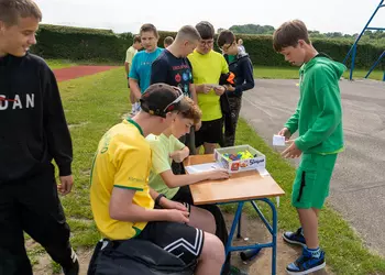 Uczeń klasy 6 bierze udział w konkurencji układania krzesełek