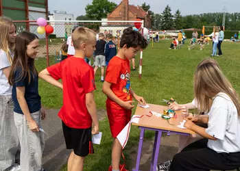 Uczniowie klasy 4 biorą udział w konkurencji wiązania kokardek