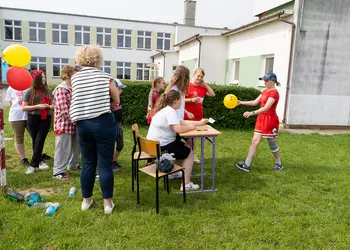 Uczniowie klasy 4 biorą udział w konkurencji sportowej