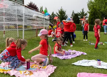 Przedszkolaki odpoczywają na kocach