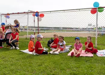 Przedszkolaki  obserwują zmagania kolegów