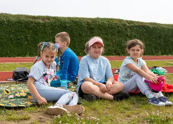 Uczennice klasy pierwszej odpoczywają na trawie