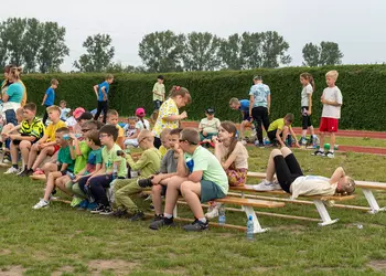 Uczniowie obserwują zmagania sportowe kolegów