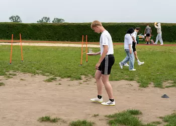 Mateusz bierze udział w konkurencji zręcznościowej