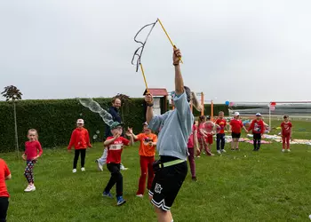 Zabawa w puszczanie baniek